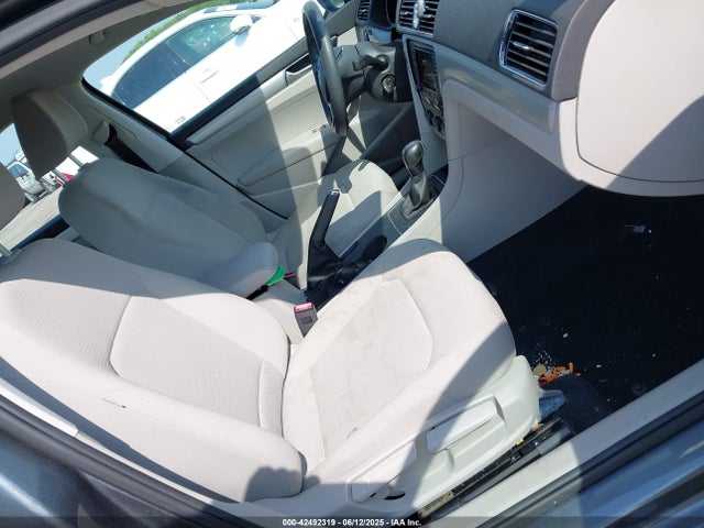 1VWAT7A3XGC038662 Volkswagen 2016