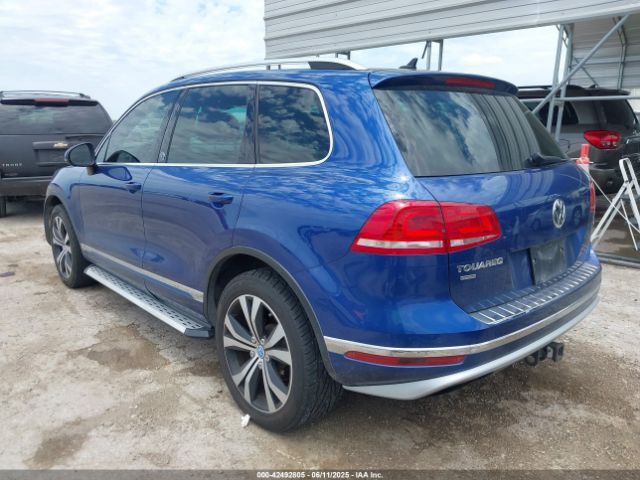 2017 VOLKSWAGEN TOUAREG WVGRF7BP7HD004054 Photo 2
