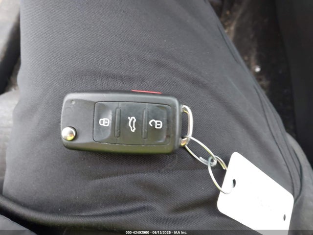 42492900 :رقم المزاد ، 3VWD17AJ0FM321912 vin ، 2015 Volkswagen Jetta 1.8t Se مزاد بيع