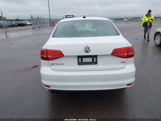42492900 :رقم المزاد ، 3VWD17AJ0FM321912 vin ، 2015 Volkswagen Jetta 1.8t Se مزاد بيع