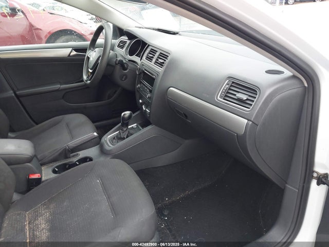 42492900 :رقم المزاد ، 3VWD17AJ0FM321912 vin ، 2015 Volkswagen Jetta 1.8t Se مزاد بيع