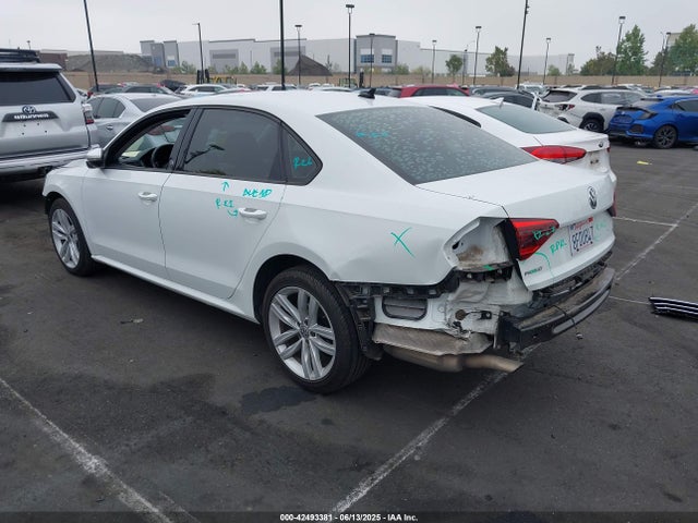 1VWLA7A37KC001690 Volkswagen 2019