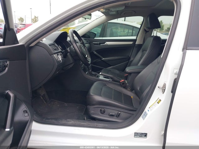 1VWLA7A37KC001690 Volkswagen 2019
