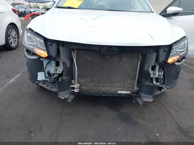 1VWLA7A37KC001690 Volkswagen 2019