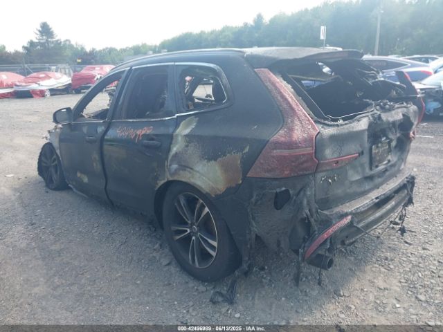 2018 VOLVO XC60 LYVA22RK2JB113919 Photo 2