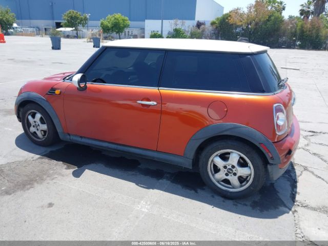 2011 MINI COOPER WMWSU3C50BT094515 Photo 2