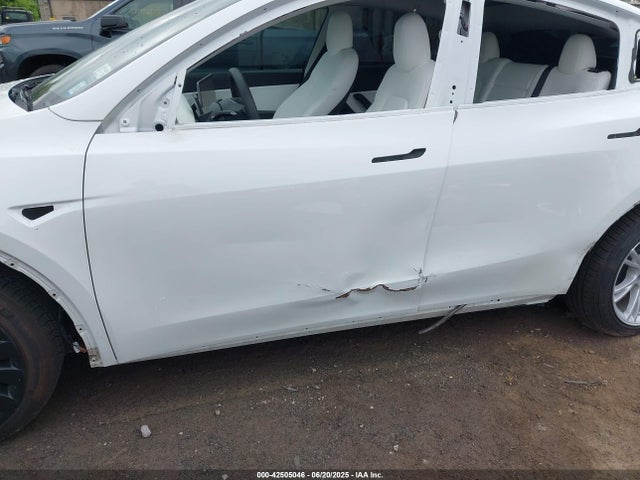 7SAYGAEE1NF467562 Tesla Model Y