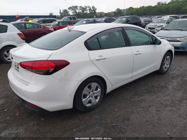 3KPFK4A7XJE228815 KIA FORTE LX