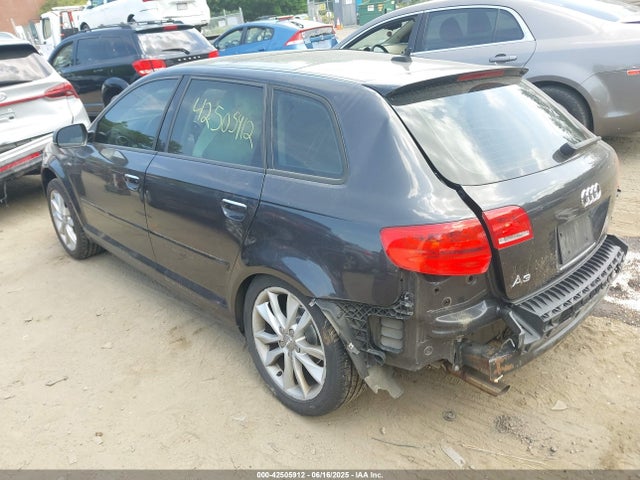 2013 AUDI A3 WAUBJAFM2DA025615 Photo 2