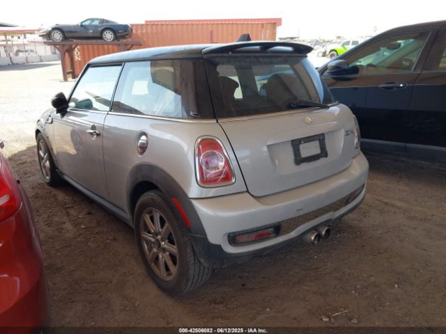 2011 MINI COOPER S WMWSV3C56BTY15109 Photo 2