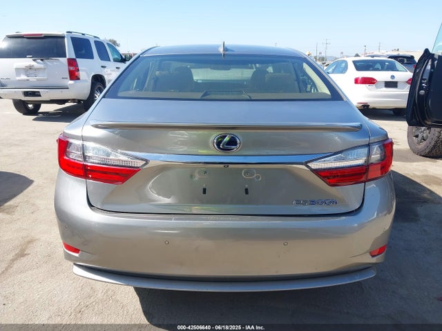 Lexus ES 300H 2018 JTHBW1GG8J2177089 Image 16