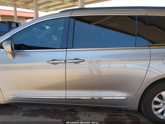 2C4RC1BG2HR702336 Chrysler 2017