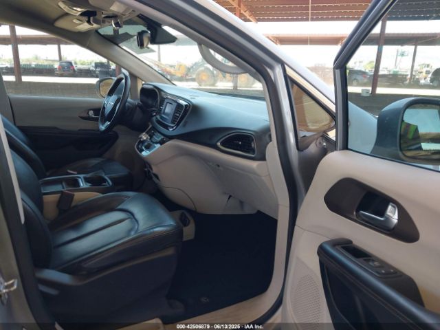 2C4RC1BG2HR702336 Chrysler 2017