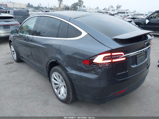 2017 TESLA MODEL X 5YJXCBE27HF050421 Photo 2