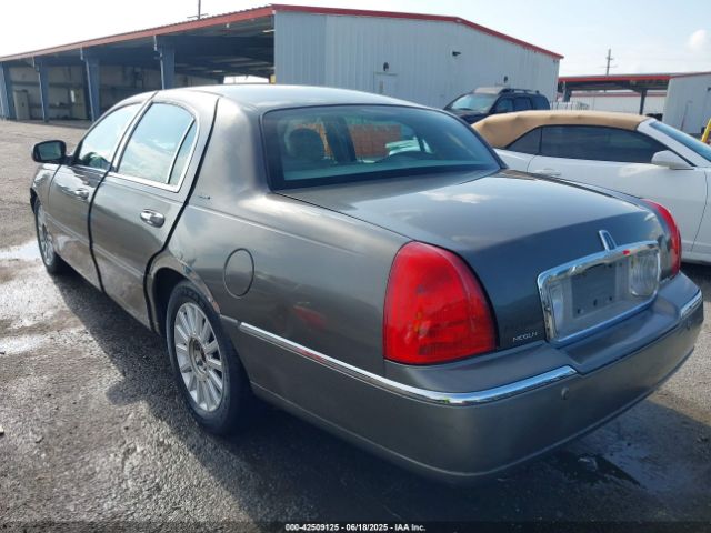 2004 LINCOLN TOWN CAR 1LNHM83W54Y632405 Photo 2