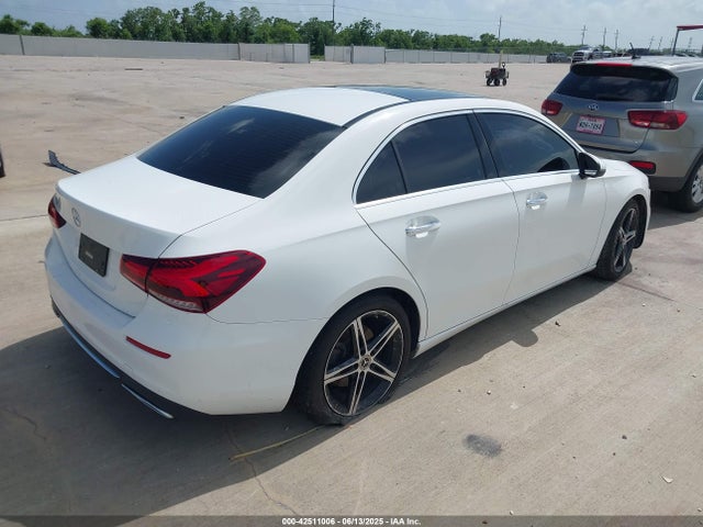 W1K3G4EB6MJ288266 Mercedes-Benz m260