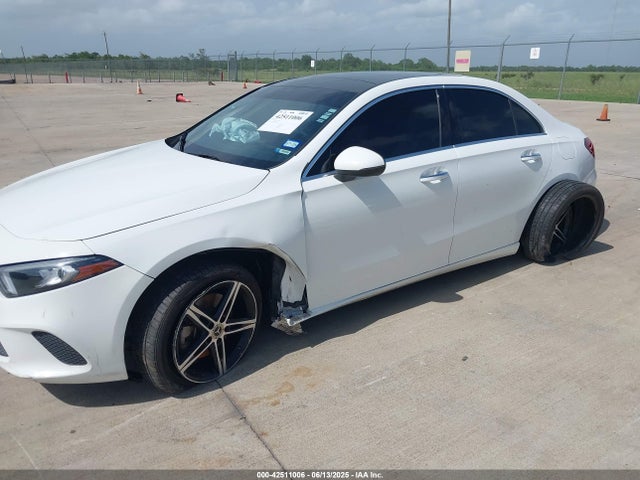 W1K3G4EB6MJ288266 Mercedes-Benz m260