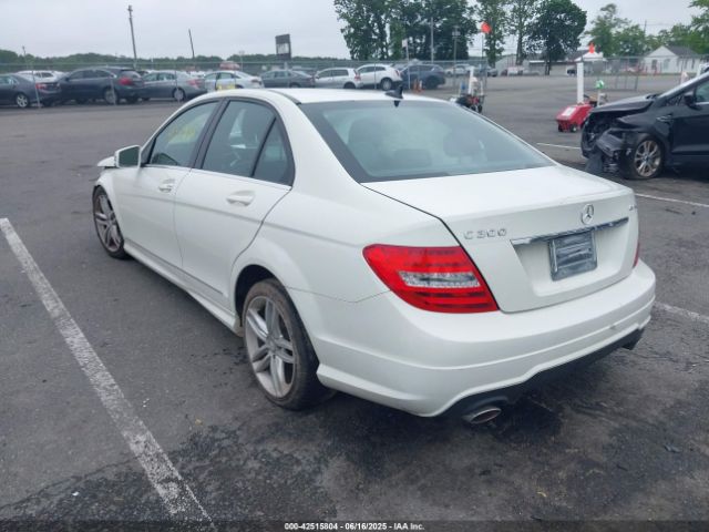 2012 MERCEDES-BENZ C 300 WDDGF8BB6CR233431 Photo 2