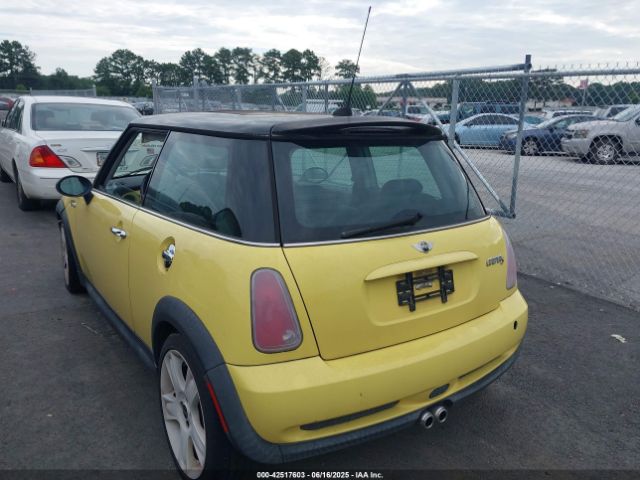 2005 MINI COOPER S WMWRE33565TG96225 Photo 2