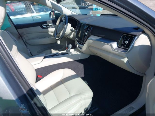 2018 VOLVO XC60 LYV102RK4JB074451 Photo 4