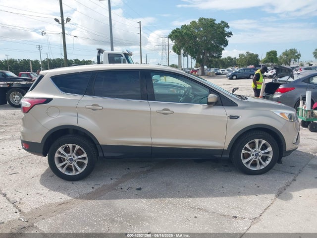 1FMCU9G9XHUF11239 Ford ESCAPE SE