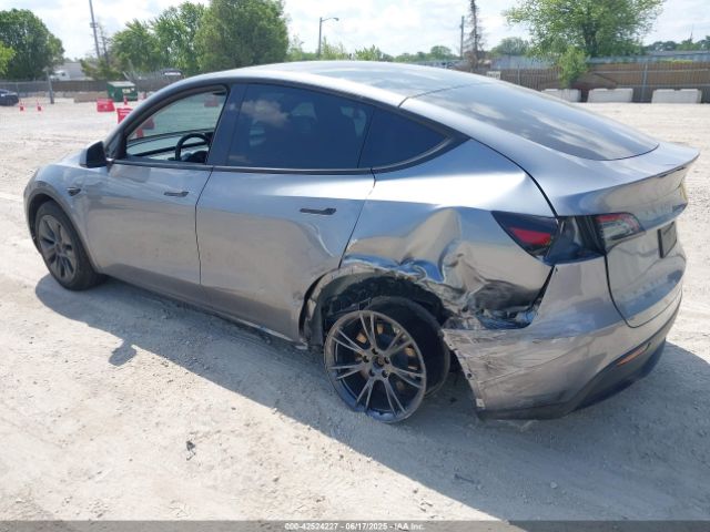 2025 TESLA MODEL Y 7SAYGDEE8SF224733 Photo 2