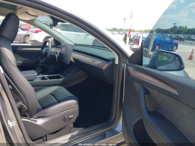 2025 TESLA MODEL Y 7SAYGDEE8SF224733 Photo 4