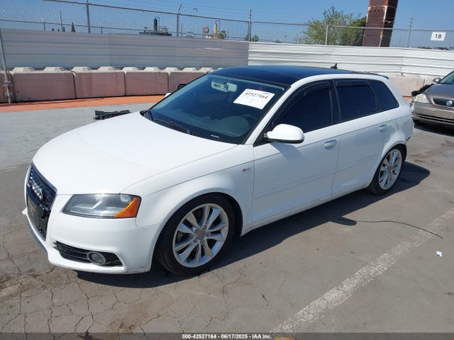 2013 AUDI A3 WAUBEAFMXDA009876 Photo 1