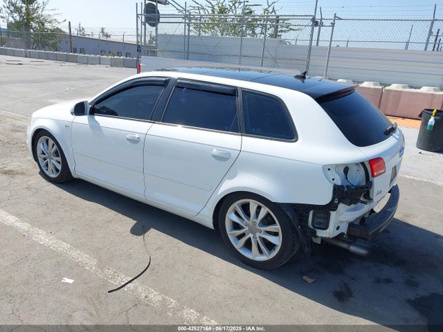 2013 AUDI A3 WAUBEAFMXDA009876 Photo 2