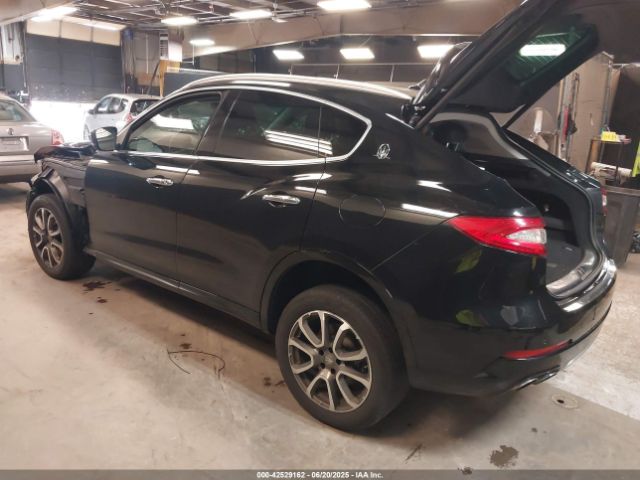 2017 MASERATI LEVANTE ZN661XUL4HX254428 Photo 2