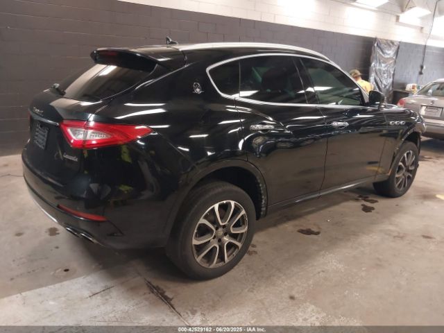 2017 MASERATI LEVANTE ZN661XUL4HX254428 Photo 3