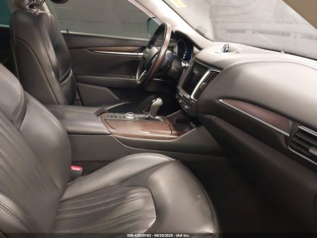 2017 MASERATI LEVANTE ZN661XUL4HX254428 Photo 4