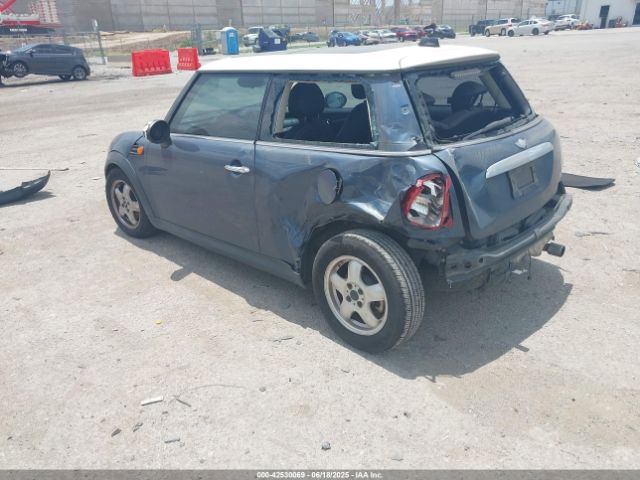 2011 MINI COOPER WMWSU3C57BT252882 Photo 2
