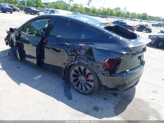 2024 TESLA MODEL Y 7SAYGDEF3RA270650 Photo 2