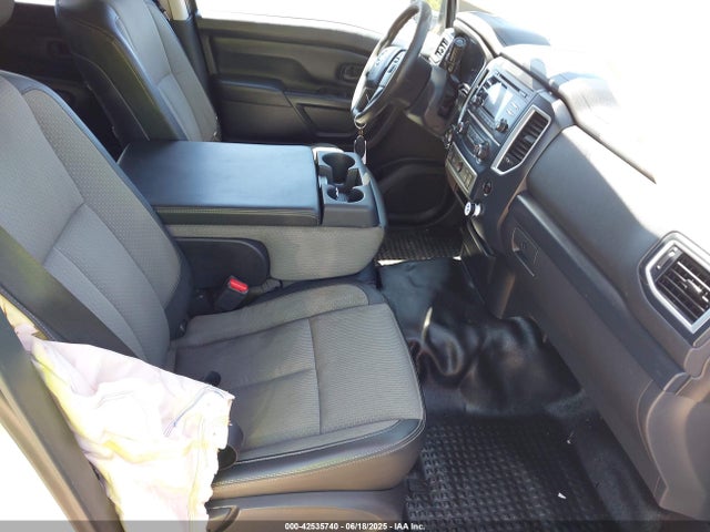 1N6AA1EK4HN505570 Nissan 2017