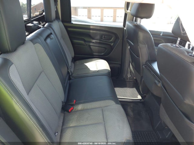 1N6AA1EK4HN505570 Nissan 2017