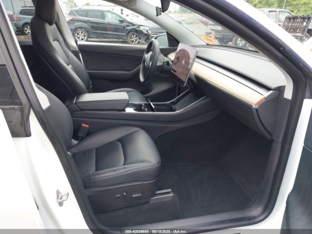 2021 TESLA MODEL Y 5YJYGDEE8MF068886 Photo 4