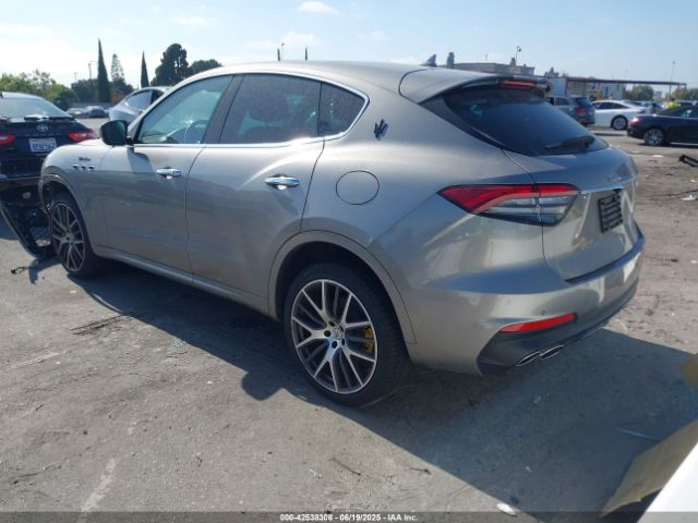 2022 MASERATI LEVANTE ZN661YUM5NX391713 Photo 2