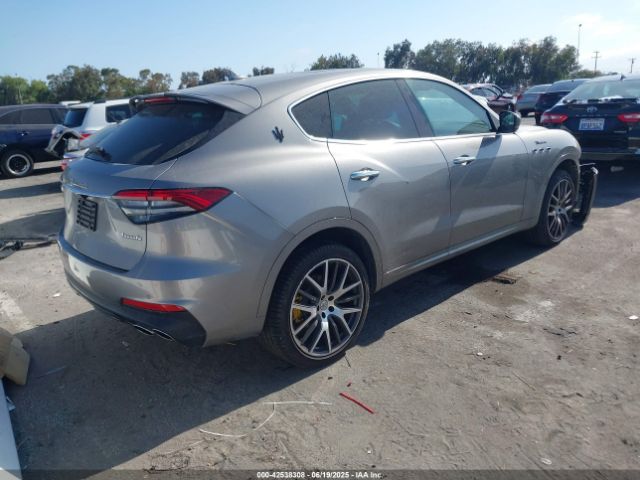 2022 MASERATI LEVANTE ZN661YUM5NX391713 Photo 3