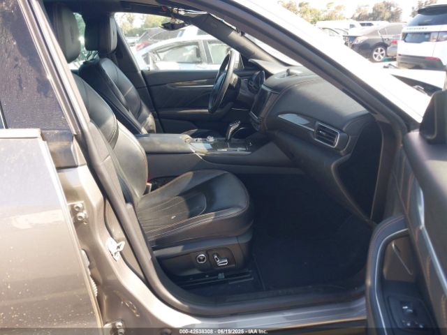 2022 MASERATI LEVANTE ZN661YUM5NX391713 Photo 4