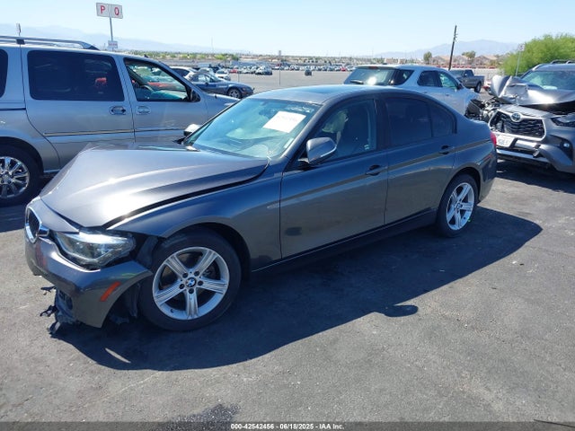 BMW 320i 2018 WBA8A9C52JAD27846 Image 2