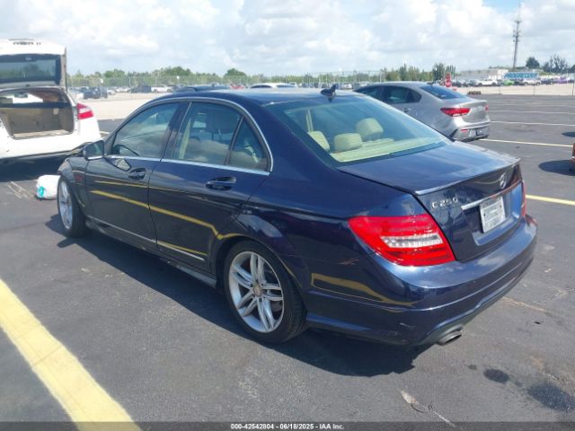 2014 MERCEDES-BENZ C 250 WDDGF4HB3EA967462 Photo 2