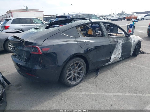 5YJ3E1EB5NF263687 Tesla 2022