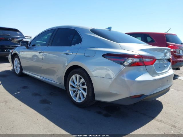 2021 TOYOTA CAMRY 4T1C11AK4MU450020 Photo 2