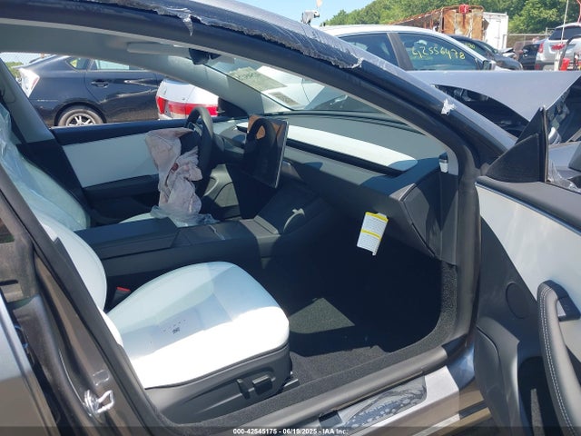 2025 TESLA MODEL 3 5YJ3E1EB0SF016895 Photo 4