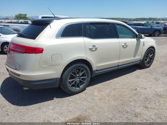 Lincoln MKT 2014 2LMHJ5AT0EBL53480 Image 4