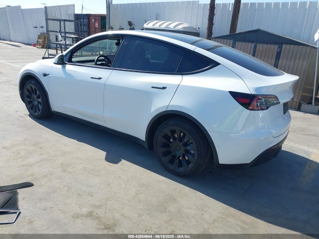 2021 TESLA MODEL Y 5YJYGAEE4MF265696 Photo 2