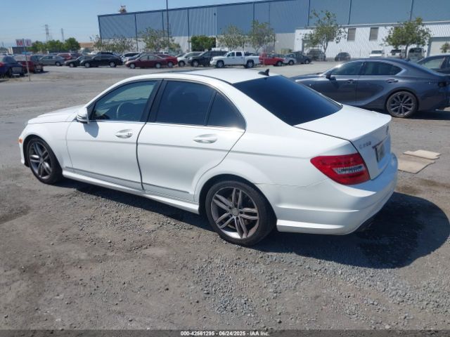 2013 MERCEDES-BENZ C 250 WDDGF4HB9DR249706 Photo 2