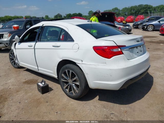 2013 CHRYSLER 200 1C3CCBBG2DN745338 Photo 2
