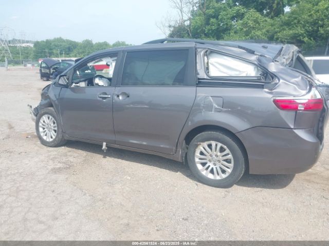 2017 TOYOTA SIENNA 5TDYZ3DC1HS778458 Photo 2